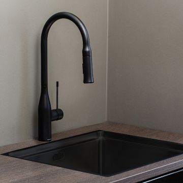 Keittiöhana Blue Star Torino 670, jossa on mattamusta ulosvedettävä käsisuihku