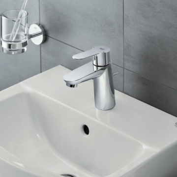 Pesuallashana Grohe BauEdge M-Size, jossa on pohjaventtiili