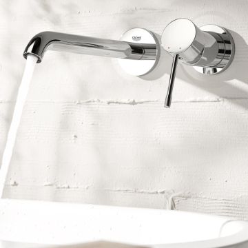 Seinäasenteinen pesuallashana Grohe Essence M-Size