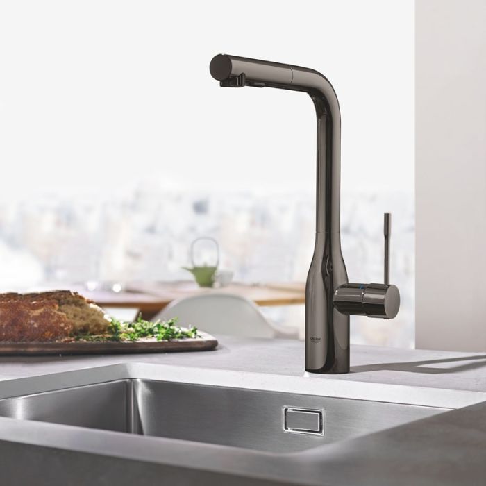 Keittiöhana Grohe Essence Brushed Hard Graphite, jossa on ulosvedettävä käsisuihku
