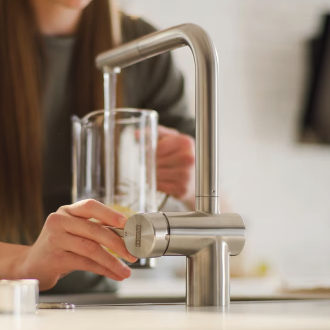 Keittiöhana Franke Atlas Neo Sensor ruostumatonta terästä, jossa on ulosvedettävä käsisuihku