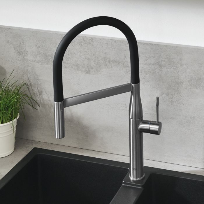 Keittiöhana Grohe Essence ruostumatonta terästä käsisuihkulla varustettuna